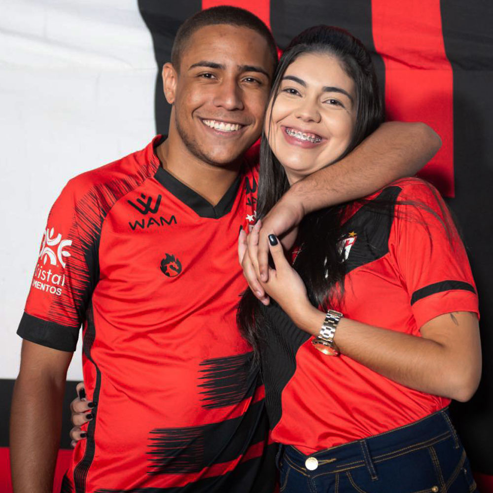 Marco Thúlio e Myriad com a camisa do Atlético GO sorrindo para foto